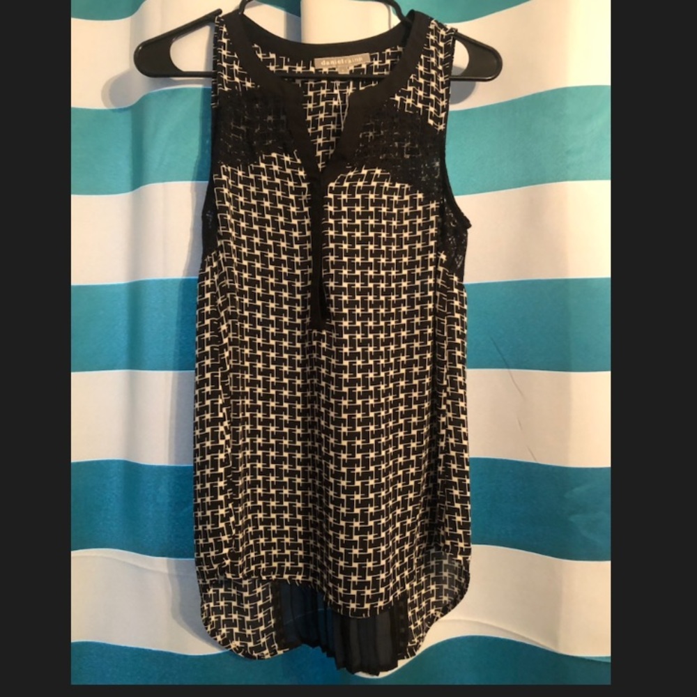 Daniel Rainn B&W sleeveless top w/ pleat back
